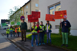 Gruppenfoto Aktion Schilder verpixelt